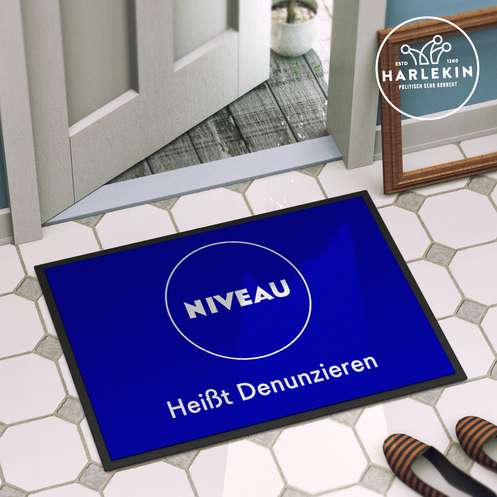 DIE WERBEANSTALT FUSSMATTE • NIVEAU HEISST DENUNZIEREN-HARLEKINSHOP