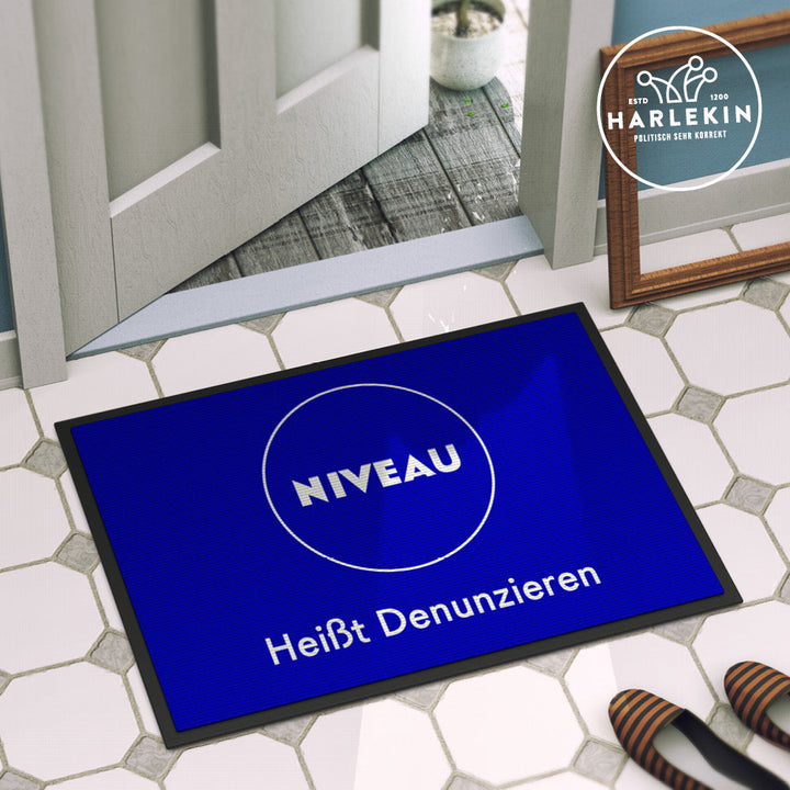 DIE WERBEANSTALT FUSSMATTE • NIVEAU HEISST DENUNZIEREN-HARLEKINSHOP