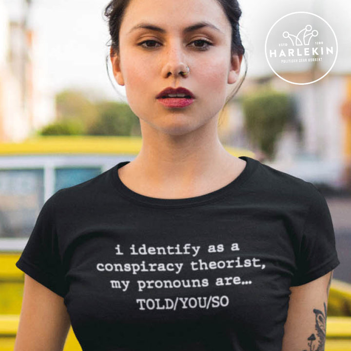 PREMIUM SHIRT MÄDELS • I IDENTIFY AS A CONSPIRACY THEORIST