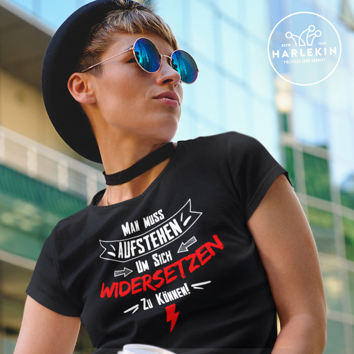 PREMIUM SHIRT MÄDELS • MAN MUSS AUFSTEHEN, UM SICH WIDERSETZEN ZU KÖNNEN!