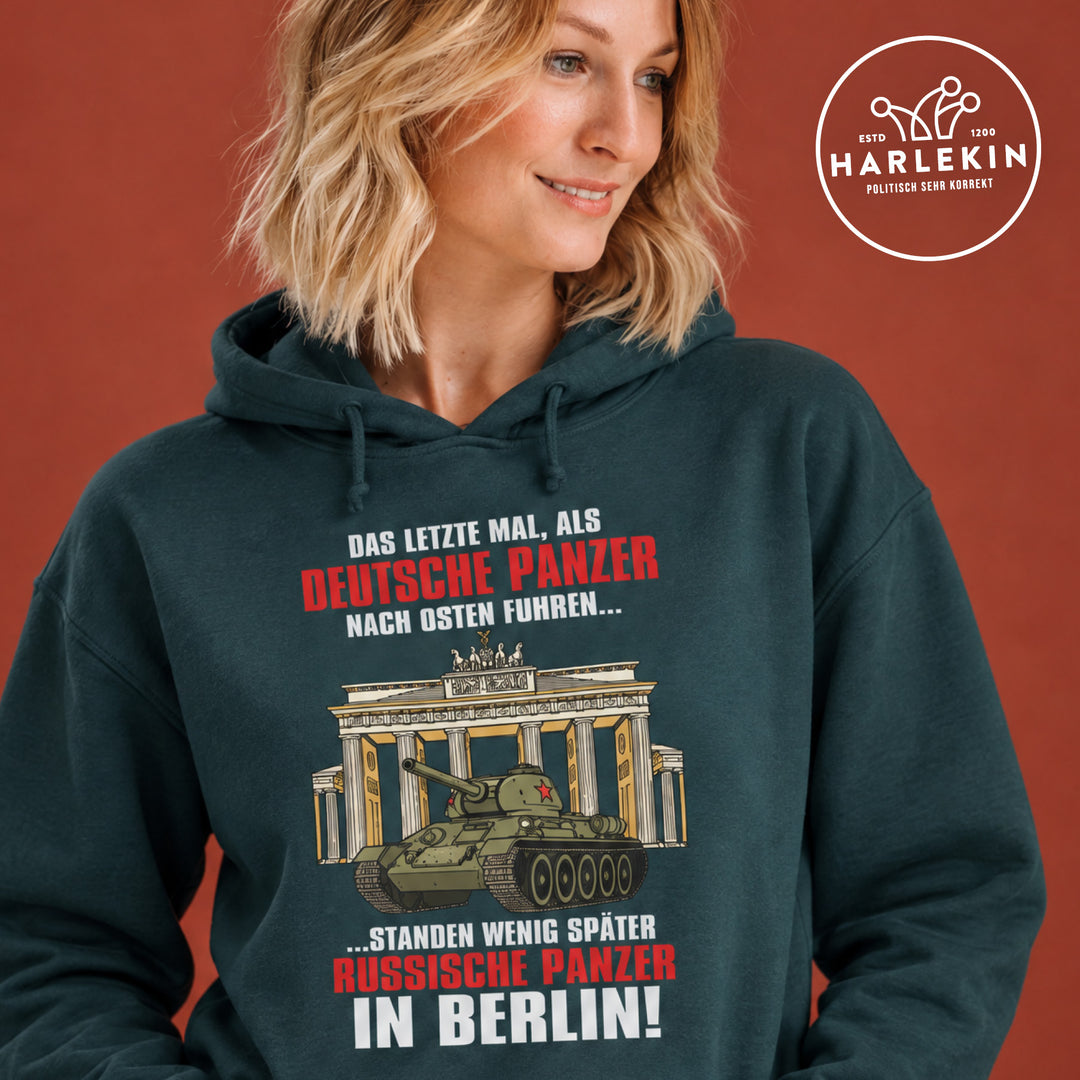 HOODIE MÄDELS • DAS LETZTE MAL, ALS DEUTSCHE PANZER NACH OSTEN FUHREN